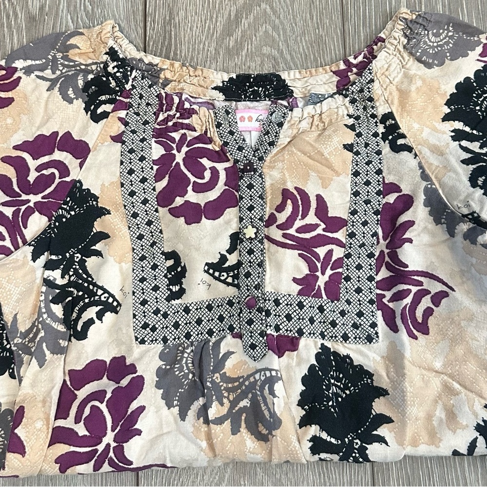 Women's koi scrub Top in maroon and Black